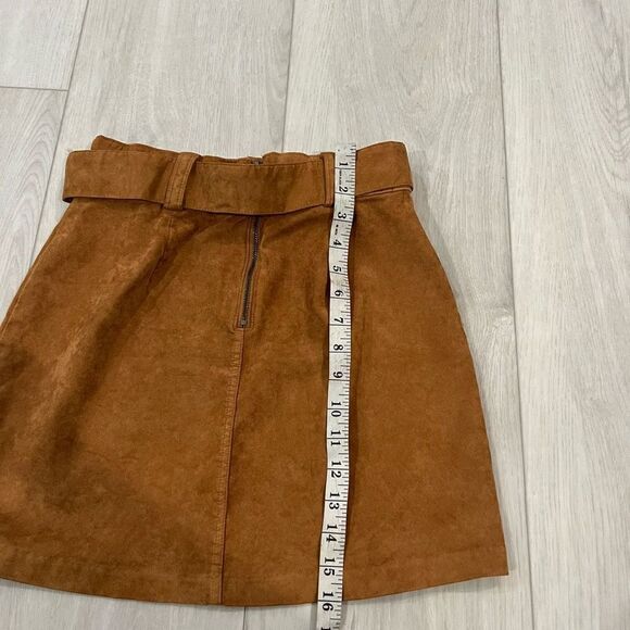 Hollister Ultra High-Rise Faux Suede
Mini Skirt size xs - Picture 4 of 7